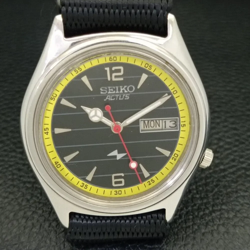 Vintage 1972 Seiko Automatic Mens Silver Watch W/daydate & Yellow accents